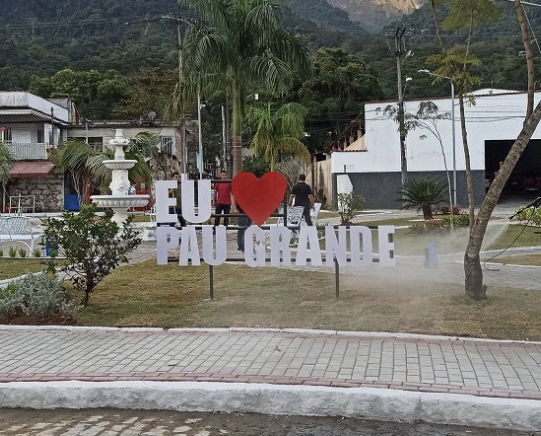  Nome de bairro viraliza nas redes sociais após instalação de placa: “Eu Amo Pau Grande”