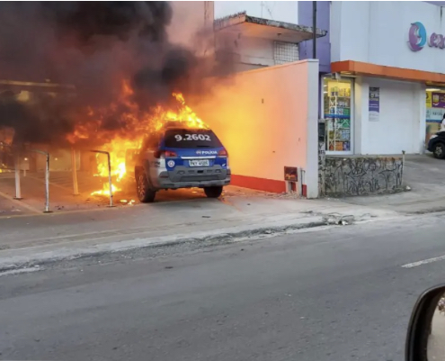  Viatura pega fogo em avenida principal de Brotas