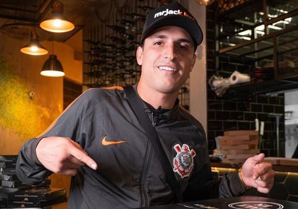  Felipe Prior doa pizzas para moradores de rua: ‘Muito feliz por fazer parte disso’