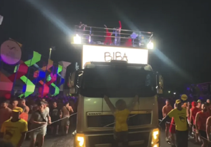  Durante festa em Salvador, Daniela Mercury ironiza bolsonarista que subiu em caminhão