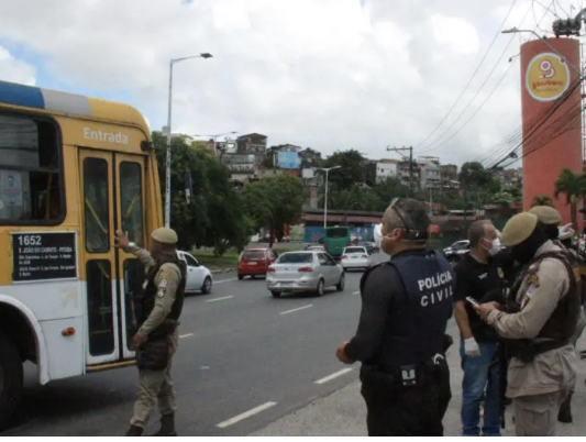  Polícias Militar e Civil alcançam redução dePolícias Militar e Civil alcançam redução de 52% dos roubos a ônibus no mês de outubro