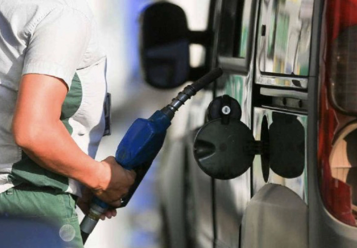  Preço da gasolina cai novamente e volta a ficar abaixo de R$ 5