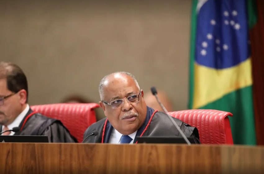  Relator vota no TSE para tornar Bolsonaro inelegível; julgamento retorna na quinta