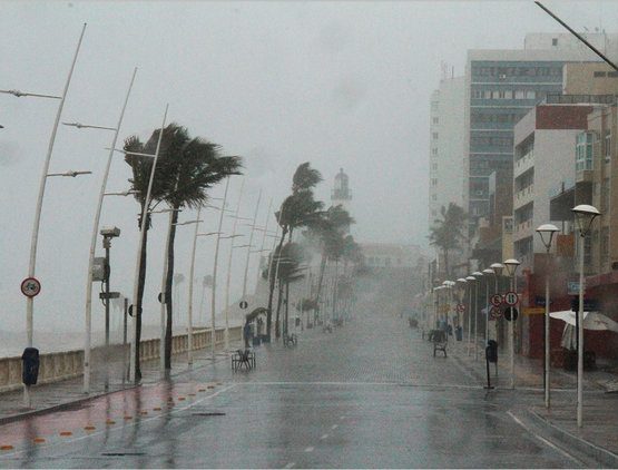  Chuva castiga Salvador; Defesa Civil emite alerta com risco de alagamentos e deslizamentos