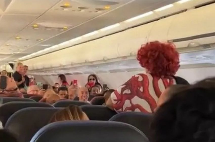  Alcione canta dentro de avião em voo atrasado; veja vídeo
