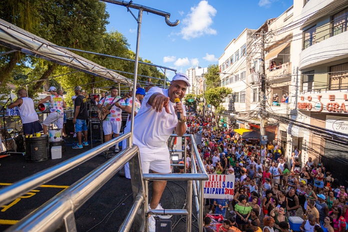 Caminhada do Samba traz clima carnavalesco com desfile de nove blocos no Centro de Salvador