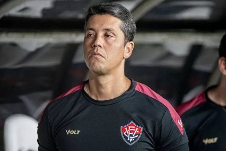  Thiago Carpini recusa proposta do Vasco e segue no Vitória