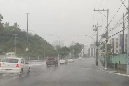  Salvador amanhece com alagamentos e deslizamentos após fortes chuvas