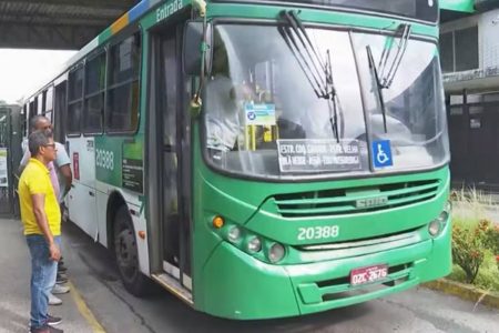  Idoso é esfaqueado durante assalto em ônibus em Salvador