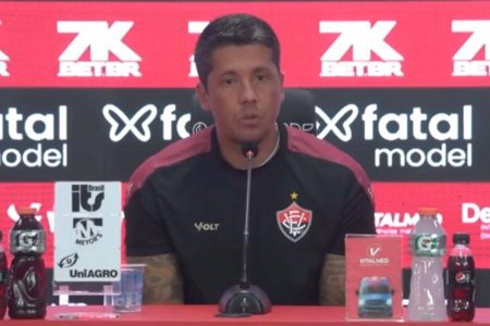  Carpini comemora virada do Vitória e exalta entrega do time: “Respeito pela camisa muito grande”