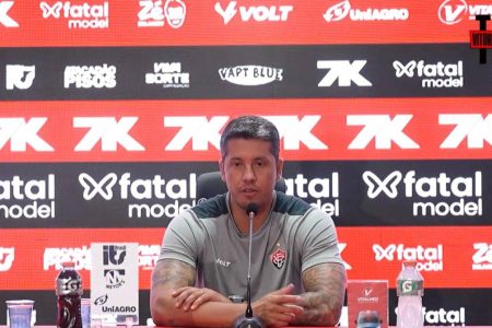  “Jogamos melhor que o Santos”, diz Carpini após derrota do Vitória dentro de casa
