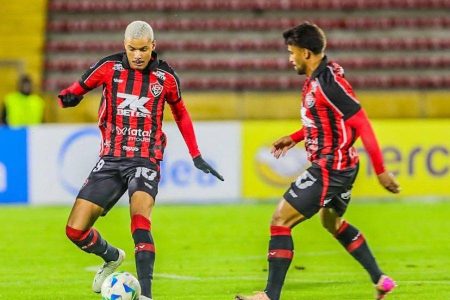  Falha de Lucas Arcanjo sela eliminação vexatória do Vitória na Sul-Americana