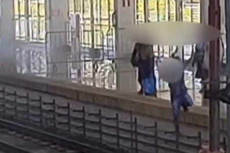  Vídeo flagra homem caindo nos trilhos do metrô de Salvador enquanto usava o celular