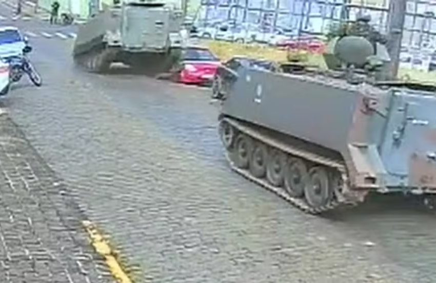  Tanque do Exército passa cima de lateral de carro estacionado no Paraná