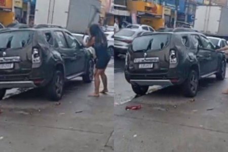  Mulher destrói carro do marido com marreta após flagrar traição em Salvador