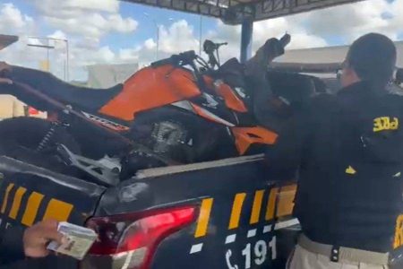  Passageiro é preso transportando moto roubada dentro de ônibus em Feira de Santana