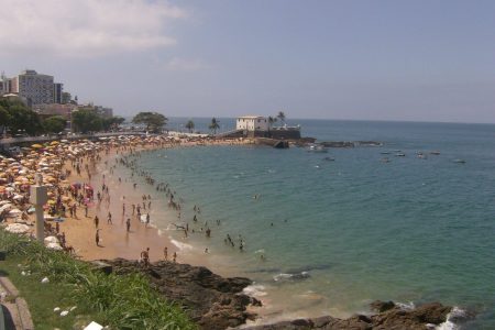  Projeto de lei quer proibir uso de garrafas e copos de vidro nas praias de Salvador