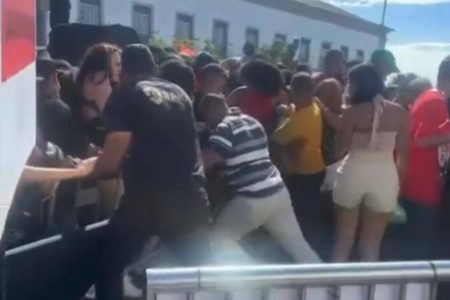  Fãs derrubam grade e causam tumulto em gravação do Saiddy Bamba em Salvador