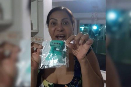  Mulher compra batedeira na internet e é surpreendida ao receber miniatura do eletrodoméstico