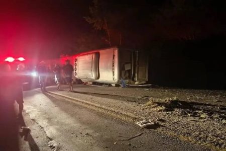  Ônibus com passageiros da Bahia tomba em Pernambuco e deixa ao menos 13 mortos