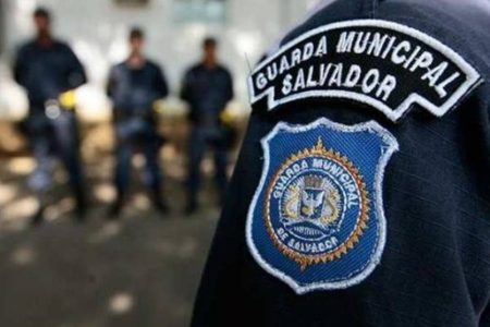  Homem assalta turista e tenta escapar pelo mar em Salvador