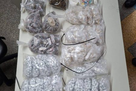  PM apreende quase 3 mil porções de drogas em Salvador