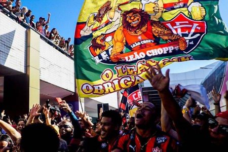  Torcida do Vitória organiza “Aeronego” em embarque para duelo decisivo em Recife