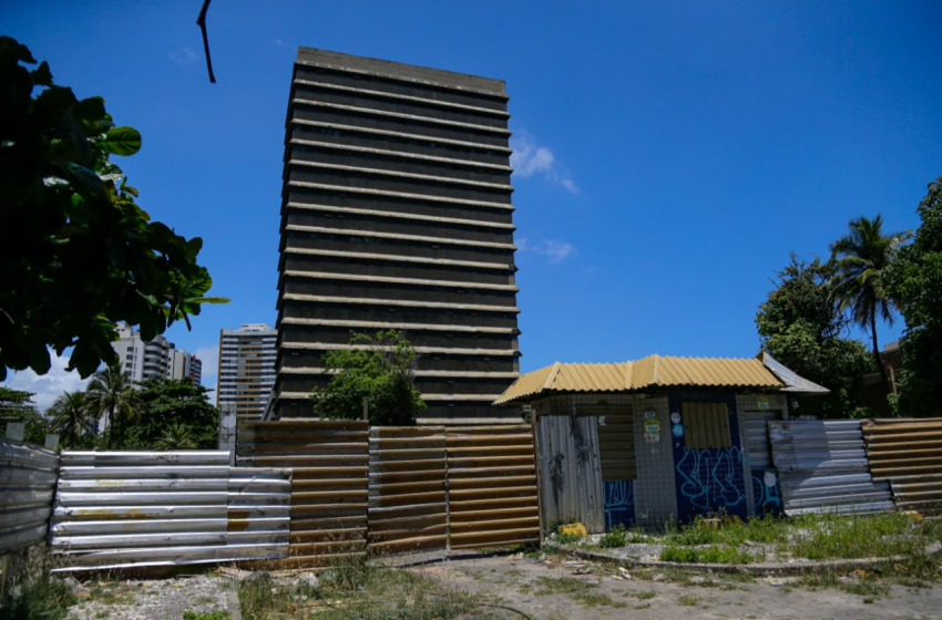  Antiga sede dos Correios na Pituba acumula invasões, roubos e 18 leilões fracassados