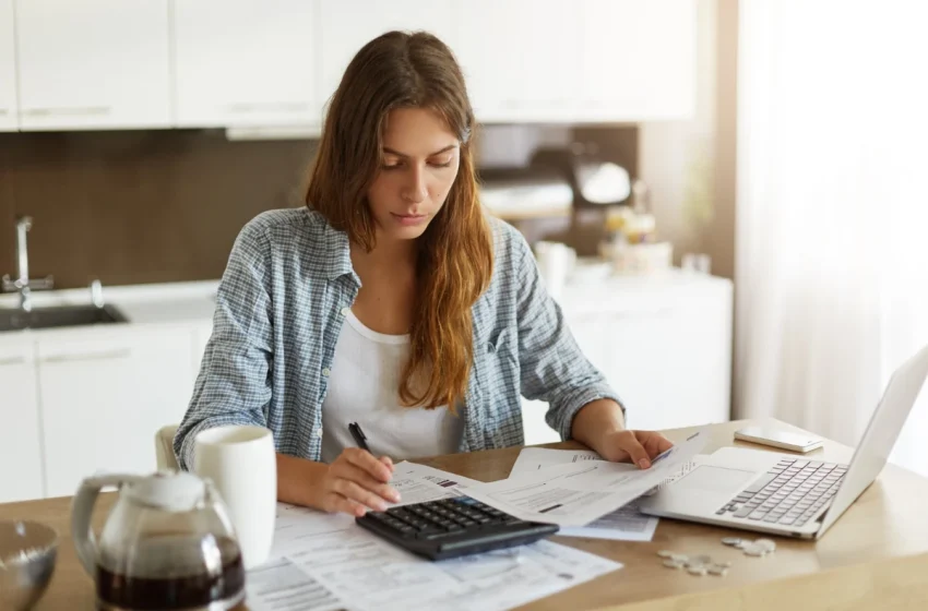  Bolso furado: 4 signos vão se afundar em gastos neste fim de ano