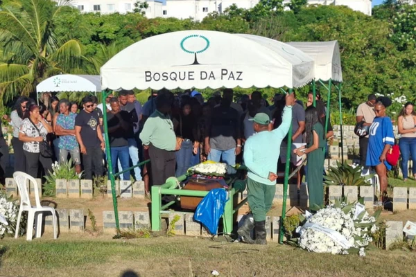 Corpos de técnicos de internet mortos no Alto do Cabrito são enterrados em Salvador