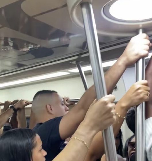  Passageiros relatam problema no metrô pela manhã
