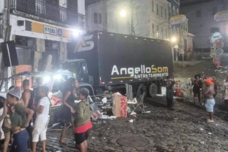  Caminhão desce ladeira desgovernado no Pelourinho, destrói barracas e assusta moradores