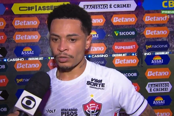  Herói de empate do Vitória, Matheuzinho explica reserva e avalia resultado como positivo