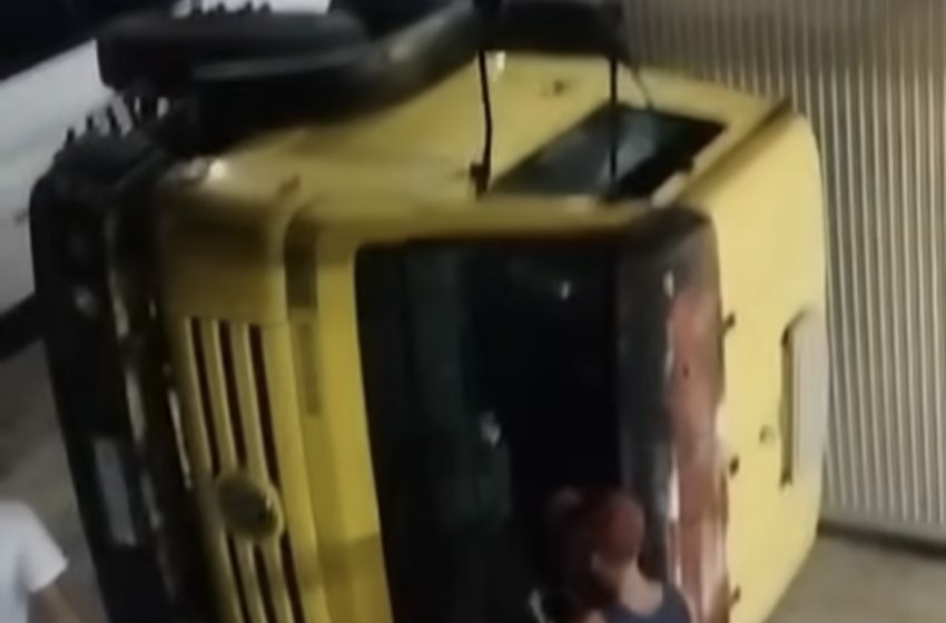  Caminhão tomba dentro do ferryboat durante travessia