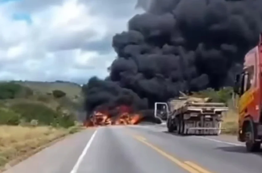  Acidente com quatro veículos provoca incêndio e interdita a BR-116 na Bahia