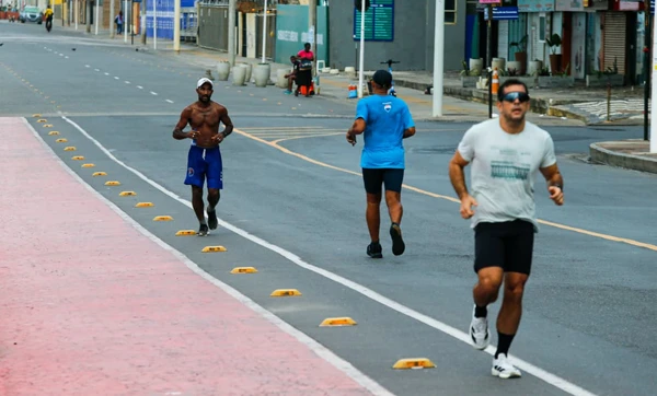  Quadrilha suspeita de roubar esportistas na orla de Salvador é alvo de operação