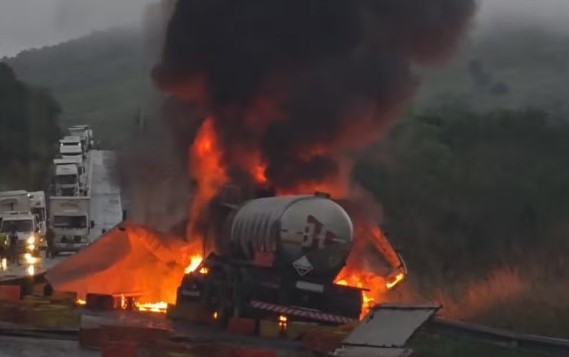  Carretas pegam fogo após colisão na BR-116 na Bahia