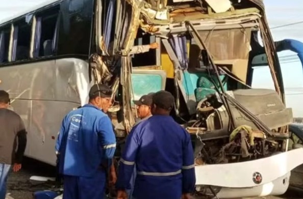  Ônibus com funcionários terceirizados da BYD bate em caminhão e deixa 17 feridos em Camaçari
