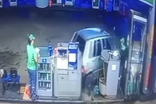 Frentista é atingida por carro em posto de combustíveis