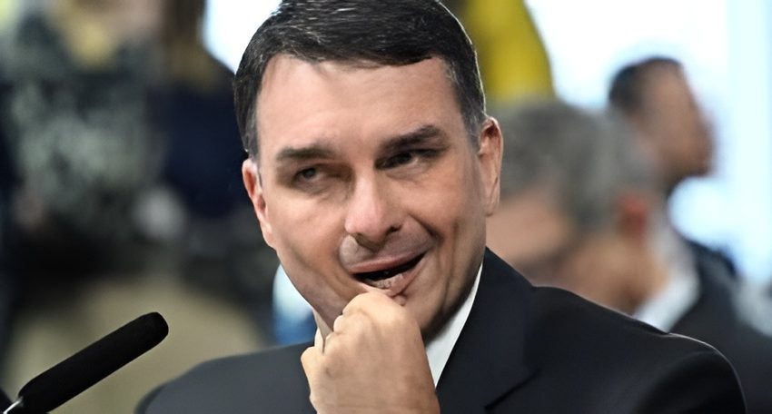  Flávio Bolsonaro é oficialmente candidato à presidência pelo PL