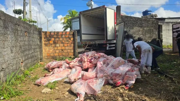  Trabalhadores viram reféns e são resgatados de baú de caminhão roubado